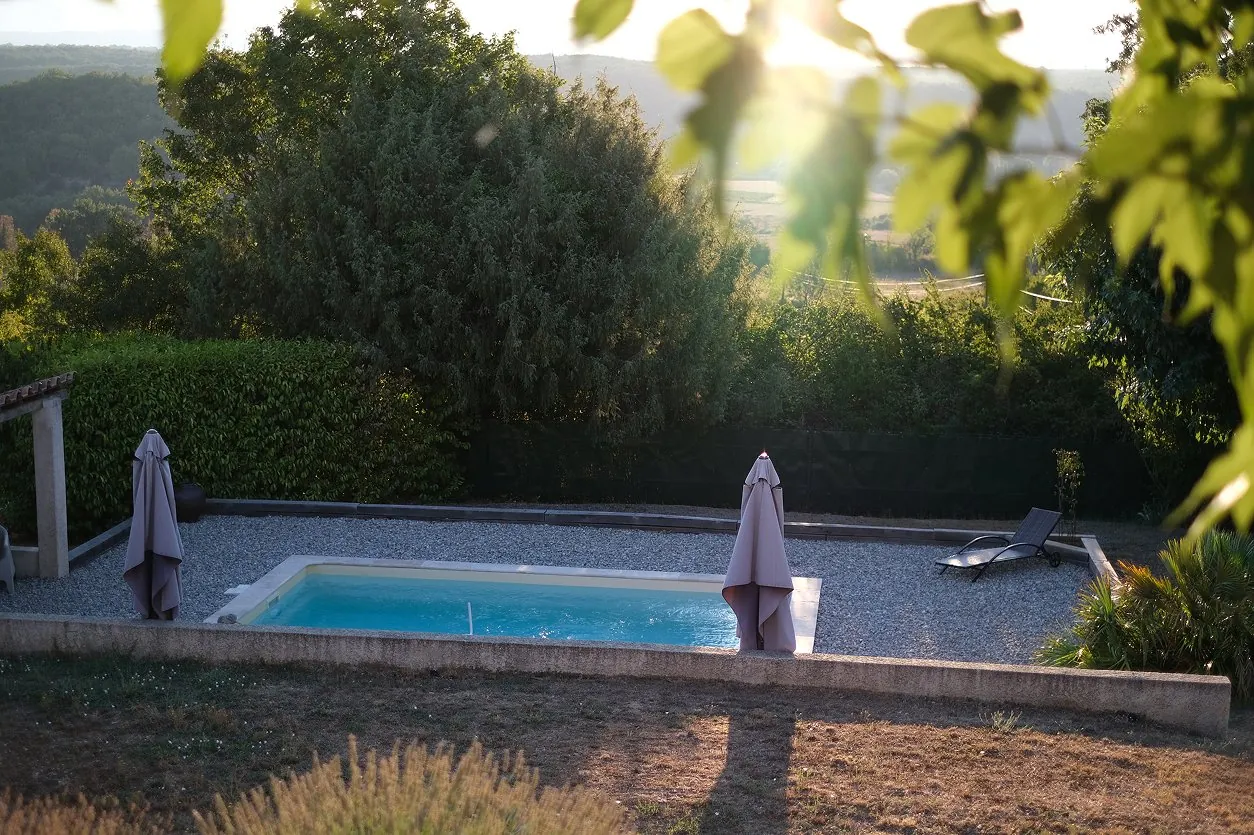 La piscine privée au soleil du matin